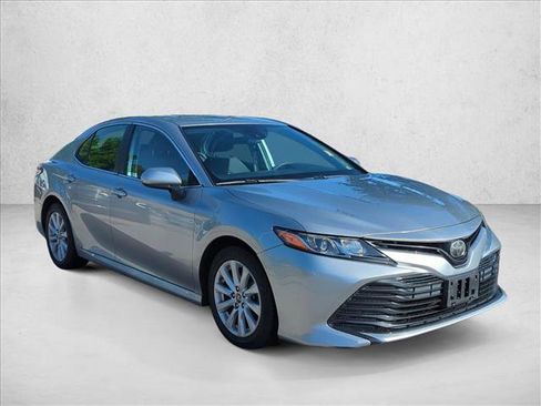 Used 2019 Toyota Camry LE image 3