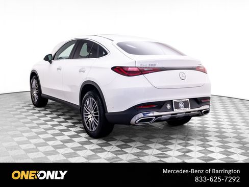Used 2025 Mercedes-Benz GLC 300 4MATIC image 3