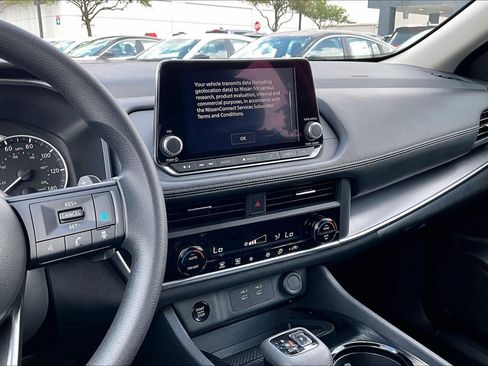 Used 2024 Nissan Rogue SV image 7