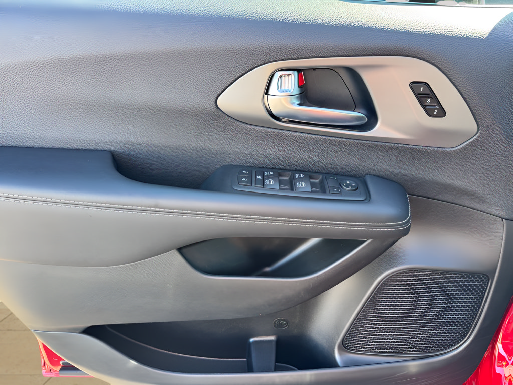 Used 2025 Chrysler Pacifica Select FWD image 30