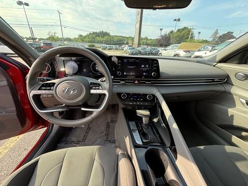 Used 2022 Hyundai Elantra SEL w/ Convenience Package FWD image 13