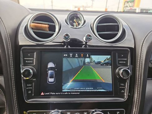 Used 2017 Bentley Bentayga AWD/4WD image 19