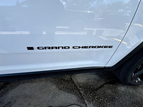 Used 2025 Jeep Grand Cherokee Laredo RWD image 37