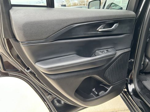 Used 2023 Jeep Grand Cherokee Laredo image 12