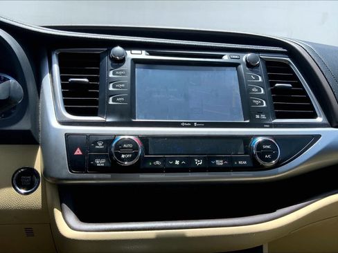 Used 2014 Toyota Highlander XLE w/ Preferred Accessory Package AWD/4WD image 34