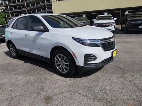 Used 2023 Chevrolet Equinox LS image 2