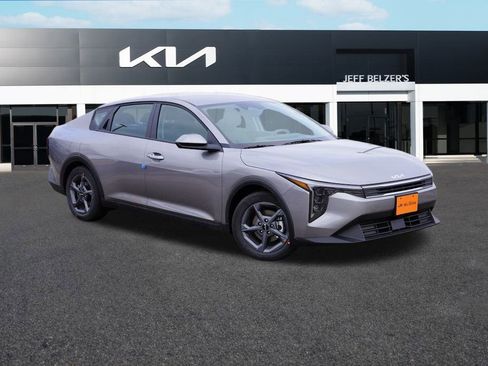 New 2025 Kia K4 LXS image 1