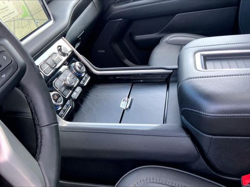 Used 2024 GMC Yukon XL Denali AWD/4WD image 16
