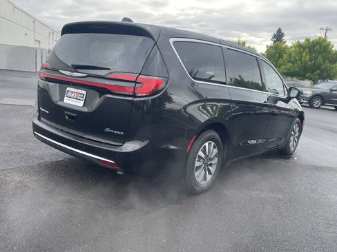 Used 2023 Chrysler Pacifica Touring-L FWD image 5