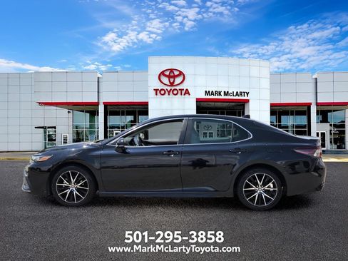 Used 2024 Toyota Camry SE FWD image 2