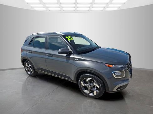 Used 2025 Hyundai Venue SEL FWD image 3