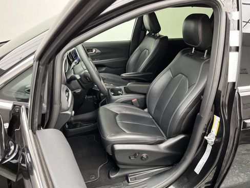 Used 2025 Chrysler Pacifica Select FWD image 9