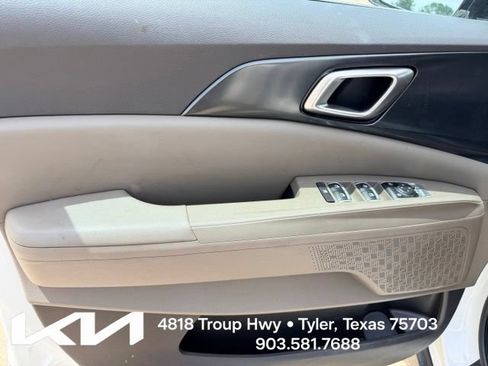 Used 2025 Kia Carnival FWD image 14