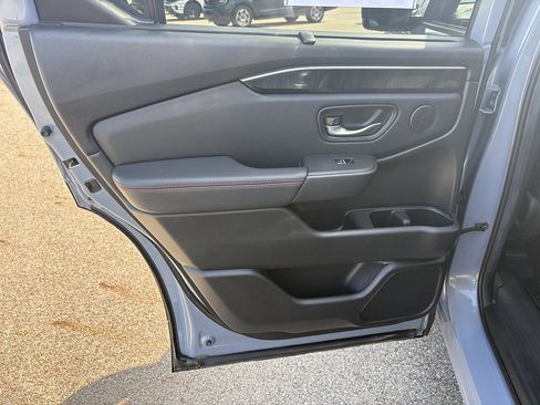Used 2025 Honda Pilot Black Edition image 17