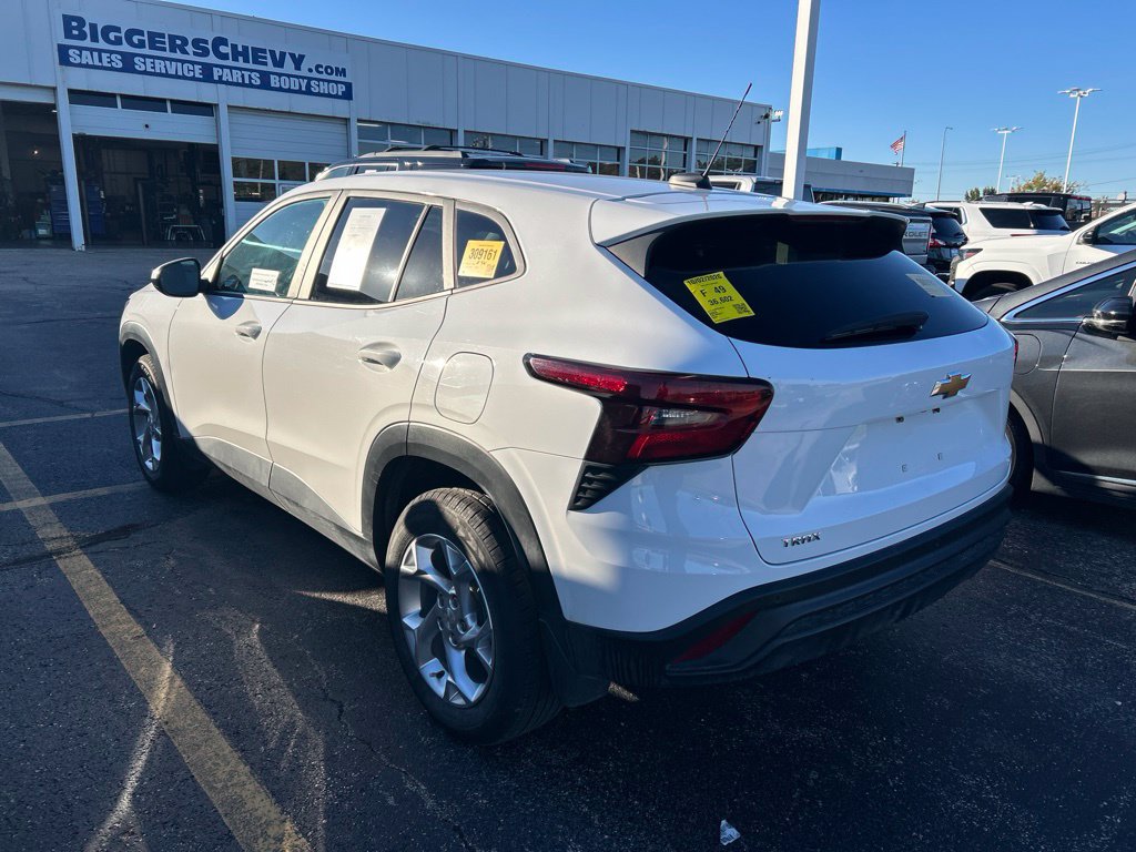 Used 2025 Chevrolet Trax LS w/ LS Convenience Package FWD image 6