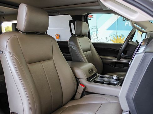 Used 2019 Ford Expedition XLT w/ Equipment Group 202A RWD image 16