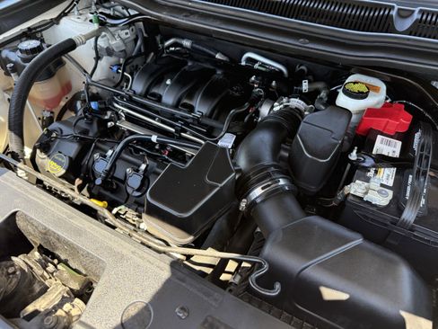 Used 2018 Ford Explorer XLT image 34