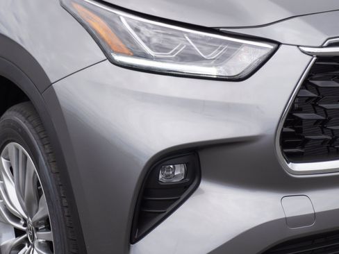 New 2026 Toyota Highlander Platinum AWD/4WD image 3