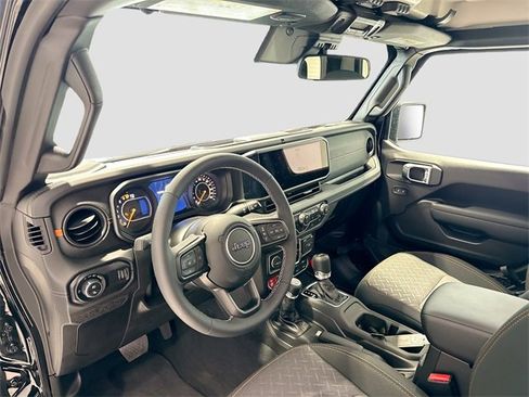 Used 2025 Jeep Gladiator Mojave w/ Convenience Group image 8