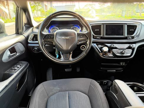 Used 2020 Chrysler Pacifica Touring w/ S Appearance Package FWD image 40