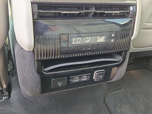 Used 2023 Jeep Wagoneer 2WD image 16