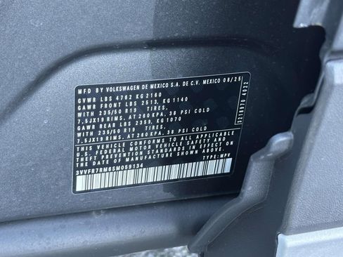 New 2025 Volkswagen Tiguan SE image 16