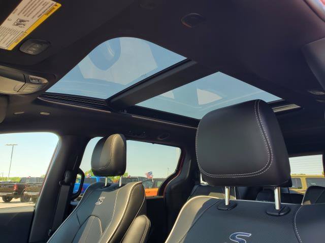 New 2027 Chrysler Pacifica Limited FWD image 6