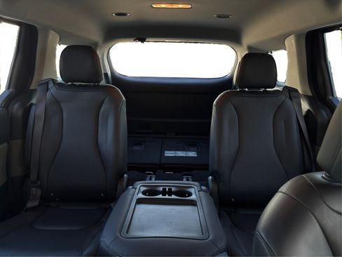 Used 2025 Kia Carnival EX image 16