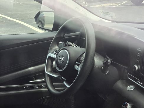 Used 2022 Hyundai Elantra SEL FWD image 13