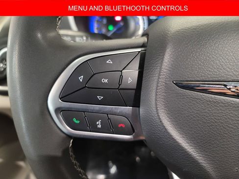 Used 2024 Chrysler Pacifica Touring-L image 13