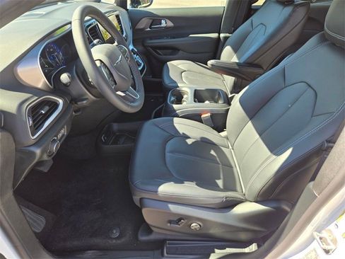 New 2026 Chrysler Voyager LX image 6