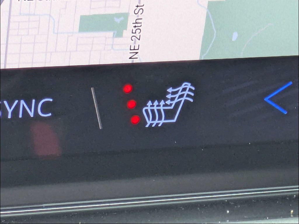 Used 2026 Chevrolet Traverse LT FWD image 21
