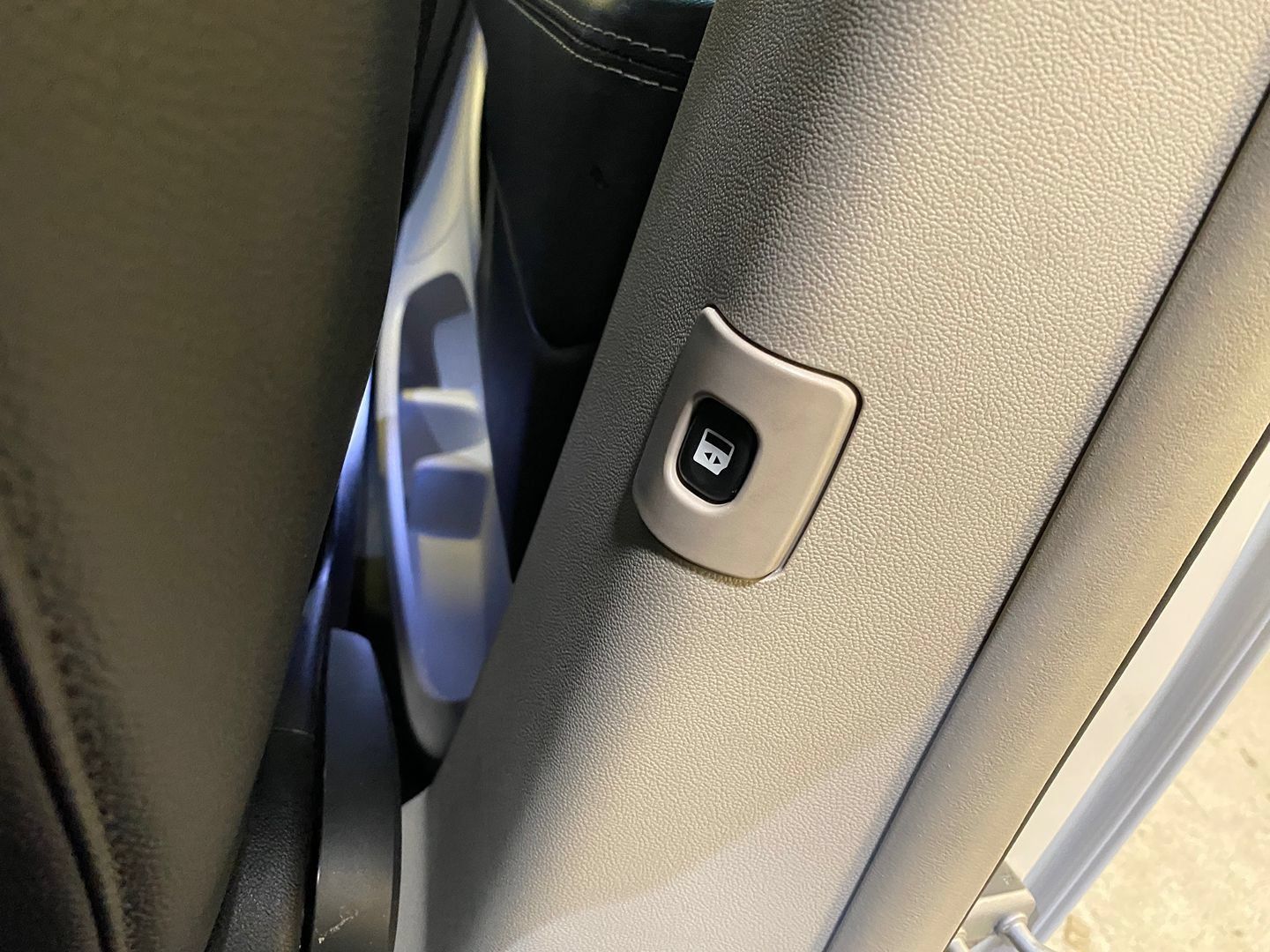 Used 2016 Chrysler Town & Country Touring FWD image 38