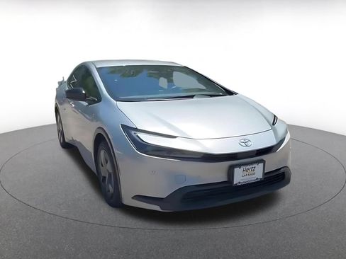 Used 2025 Toyota Prius LE FWD image 3