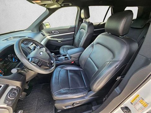 Used 2017 Ford Explorer XLT image 15