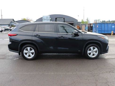 Used 2023 Toyota Highlander LE image 4