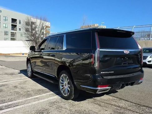 Used 2022 Cadillac Escalade ESV Premium Luxury image 4
