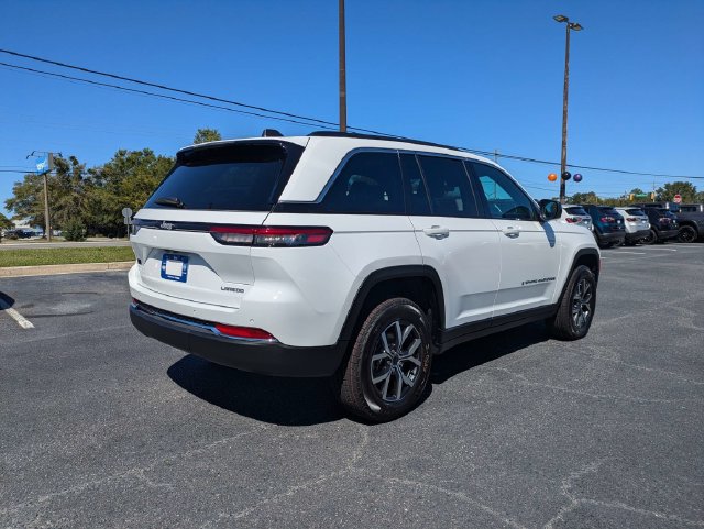 New 2027 Jeep Grand Cherokee Laredo X RWD image 4