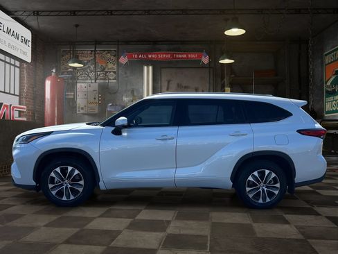 Used 2022 Toyota Highlander XLE AWD/4WD image 6