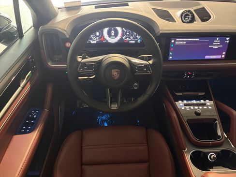 Certified 2026 Porsche Cayenne Turbo AWD/4WD image 5