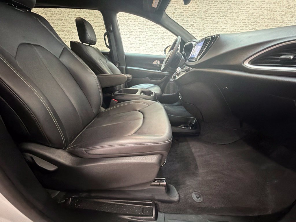 Used 2026 Chrysler Pacifica Select FWD image 12