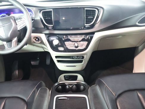 Used 2024 Chrysler Pacifica Touring-L FWD image 27