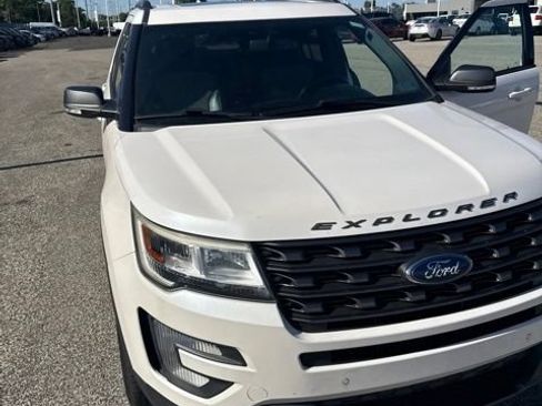 Used 2017 Ford Explorer XLT w/ Equipment Group 202A AWD/4WD image 7
