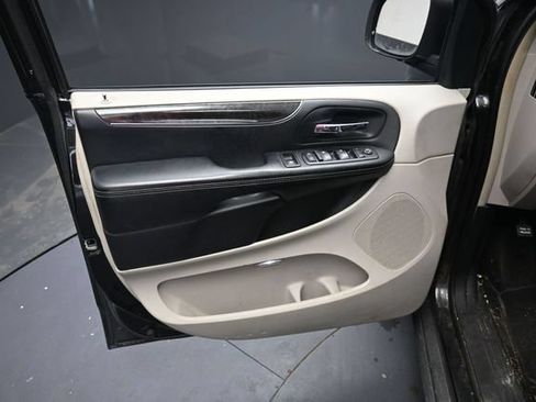 Used 2016 Chrysler Town & Country Touring FWD image 10
