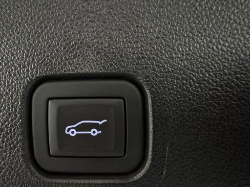 Used 2025 Chevrolet Traverse LT w/ Driver Confidence Package image 8