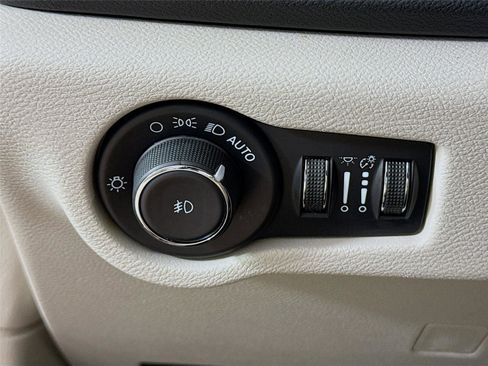 Used 2022 Chrysler Pacifica Touring-L FWD image 14