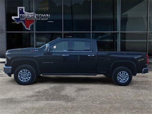 Used 2024 Chevrolet Silverado 2500 LTZ w/ LTZ Plus Package image 2