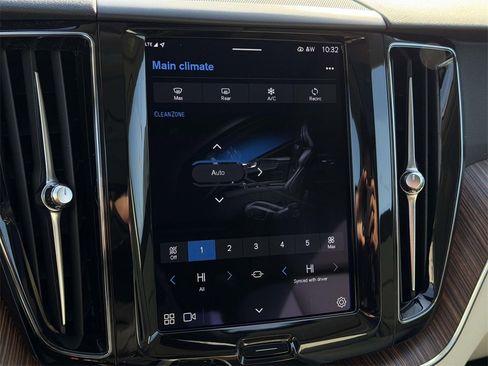 Used 2022 Volvo XC60 B5 Momentum w/ Protection Package Premier image 5