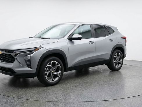 Used 2025 Chevrolet Trax LT image 3
