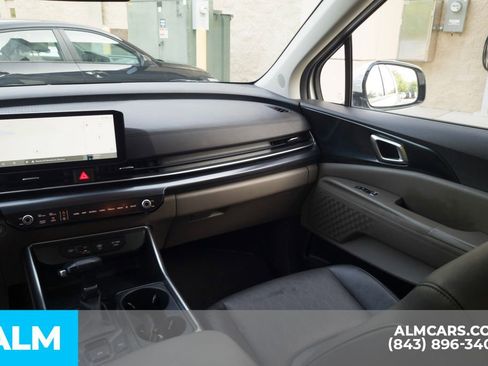 Used 2025 Kia Carnival FWD image 18
